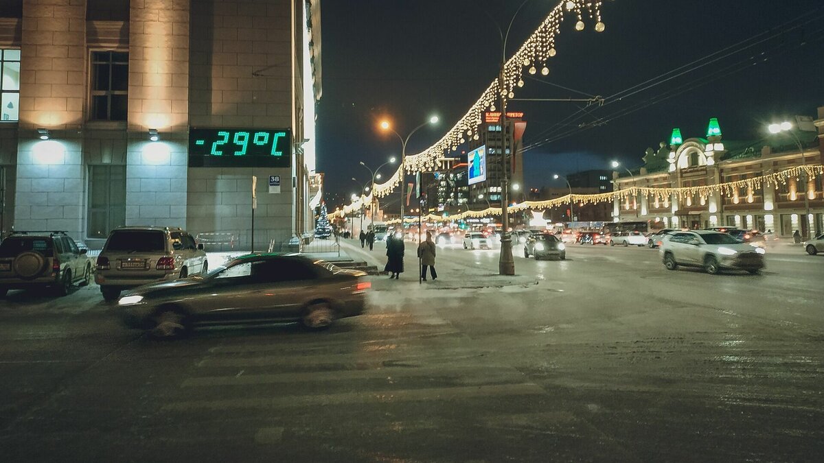     В паблике «Типичная Тюмень» опубликовали видео с фигурой танцующего человека на улице в темное время суток. Очевидец предположил, что он употребил нечто тяжелое и близко подойти к нему не решился.