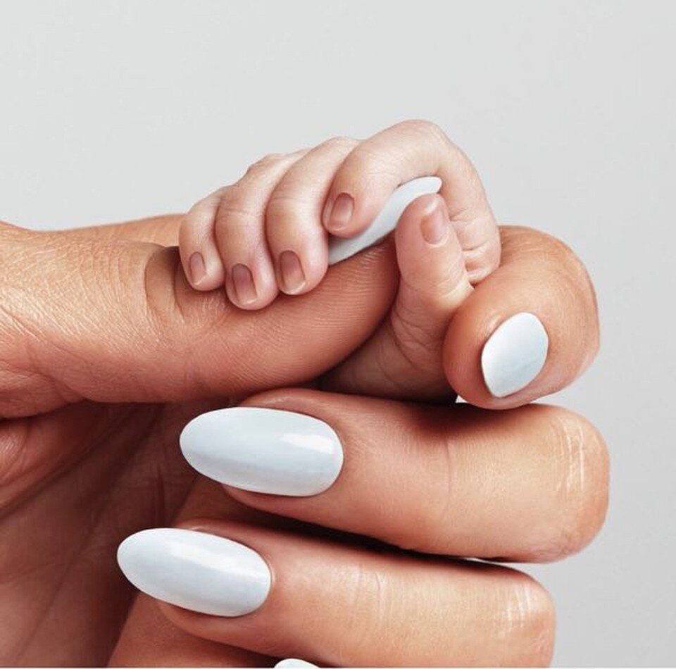     В соцсетях Пэрис уже выложила фото с маленькой ручкой сына, трогательно подписав его: «Тебя уже любят без слов».  СОЦСЕТИ