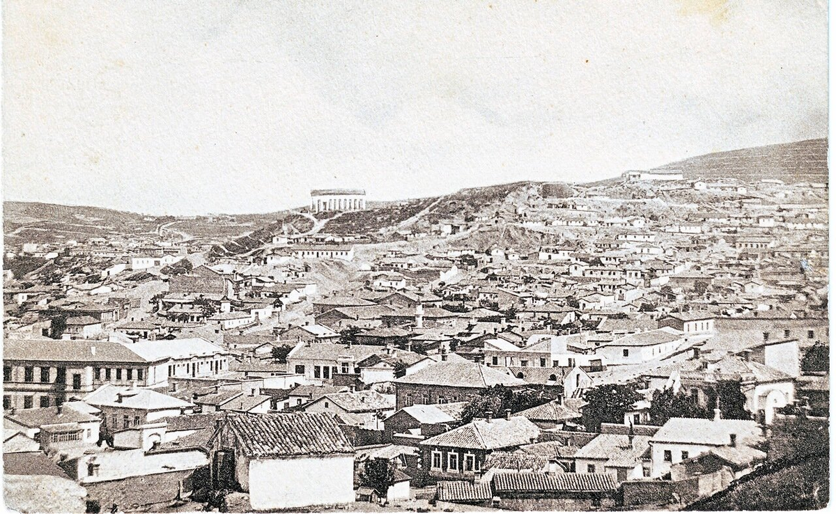 На этом фото, сделанном с неожиданного ракурса с ЗСЗ, слева видно здание Музея древностей (похожее на Парфенон), а по центру, в самой высокой точке горы, просматривается кладка барбакана перед башни Святого Фомы и крепостной ров. Хорошо видно что ров и крепостная стена затем уходили по склону вниз к не сохранившимся городским воротам 10 и к надвратной башне Святого Феодора В 11.