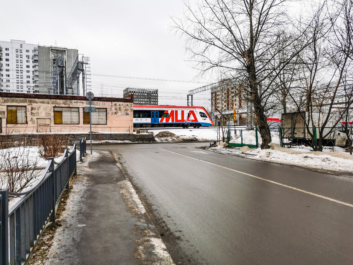 Сегодня по железной дороге, которая "разрезала" Старомарьинское шоссе, хотят поезда МЦД2. А сейчас здесь начинается Старомарьинское шоссе. Вдоль железной дороги проходит 8-й проезд Марьиной Рощи.