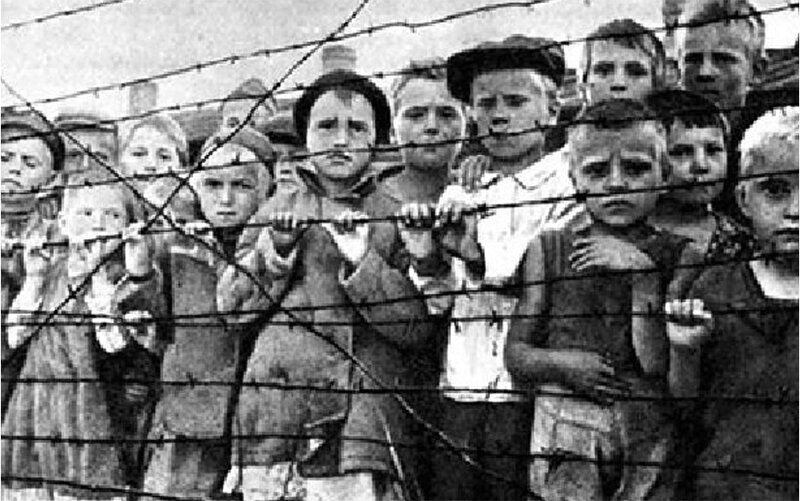 (Дети - узники вырицкого концлагеря). В августе 1941 года фашистские войска вошли в Вырицу. В здании бывшего дома отдыха Ленинградской швейной фабрики был создан детский концлагерь. В двухэтажном особняке разместили несколько сотен детей, вывезенных из окрестных деревень и городков. Среди них были как сироты, так и насильно отнятые у родителей.