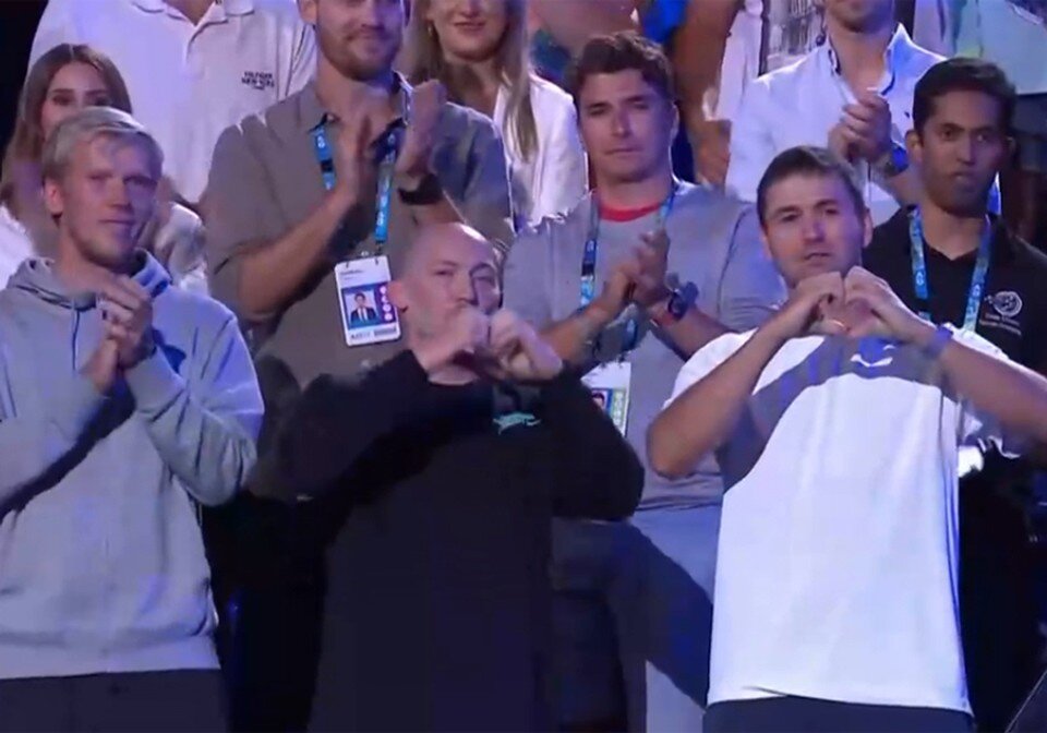     Команда Арины Соболенко. Антон Дубров справа (в белой майке). Фото: кадр видео