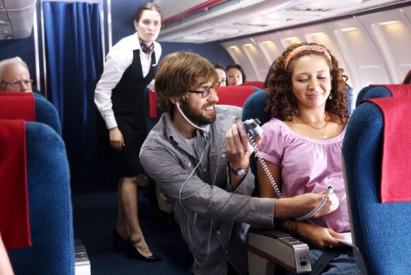 Почему беременным нельзя лететь на самолете: риски и рекомендации