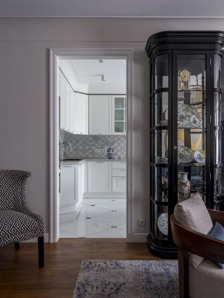 Шикарно и необычно. Элегантная квартира в современном классическом стиле с нотками этно и арт-деко