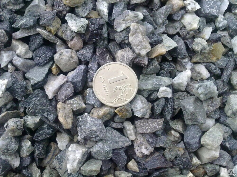 Так выглядит гранитный щебень фракции 5-20 мм. Именно он используется как крупный заполнитель в бетоне с высокими показателями прочности, веса, водонепроницаемости и морозостойкости.