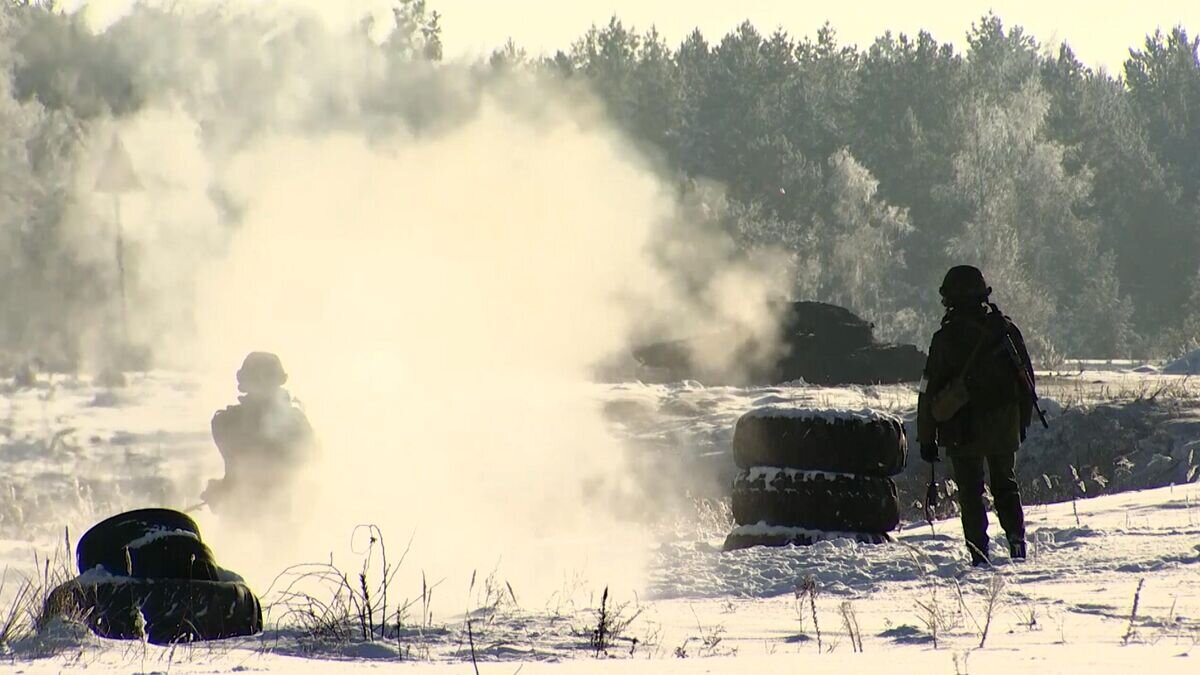    Российские и белорусские военнослужащие проводят совместные занятия на полигоне Брестский. Скриншот видео© РИА Новости / Пресс-служба Минобороны РФ