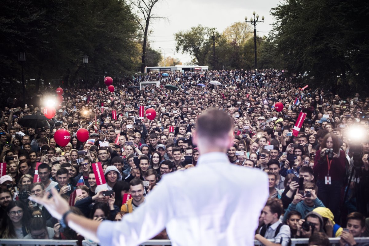 Большие митинги. Митинг Навального. Толпа митинг. Навальный в толпе. Протесты Навального