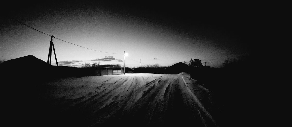 И просто фото. Настроение не мрачное, просто люблю чб - они атмосфернее что ли) 