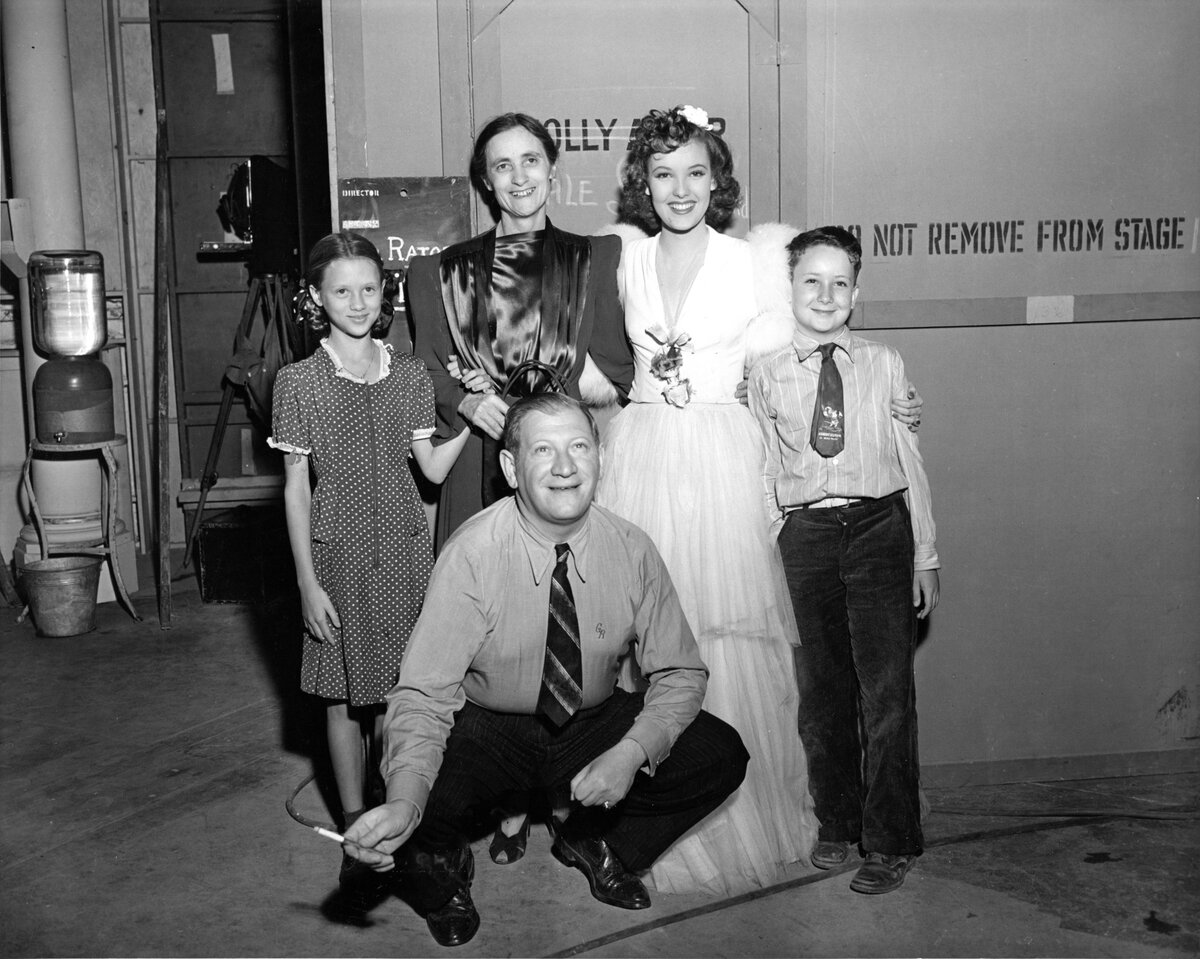    Премьер фильма "Отель для женщин". Линда с матерью, братом, сестрой и режиссером фильмаLegion-Media