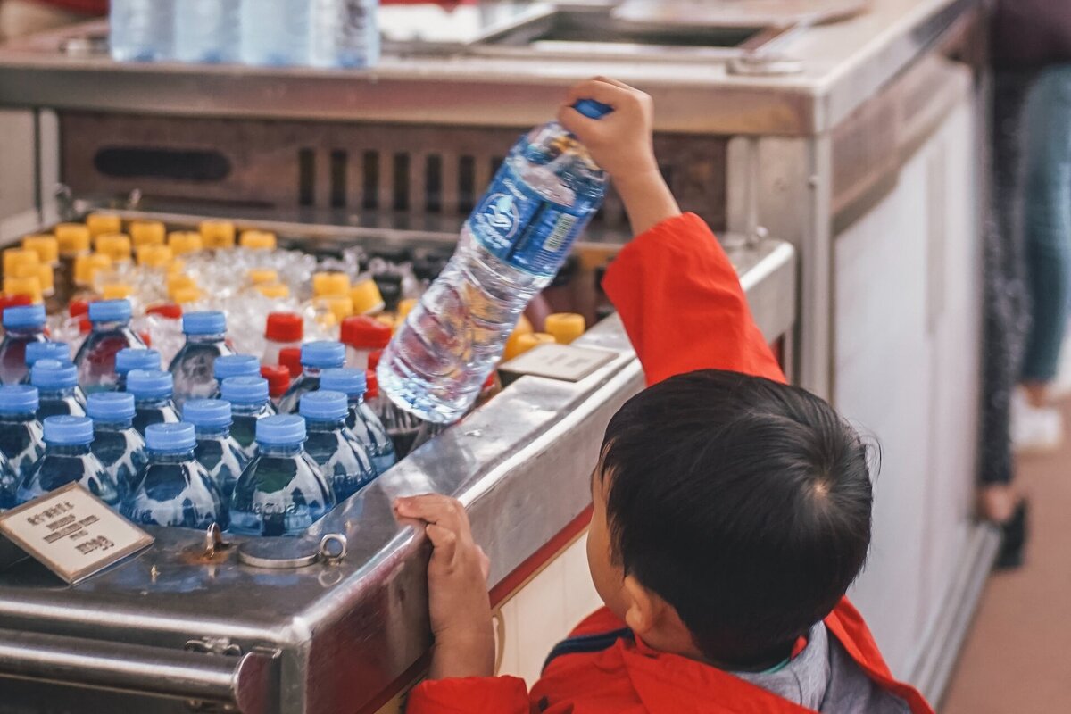    Когда воду начали разливать и продавать в бутылках? Удивительный факт!