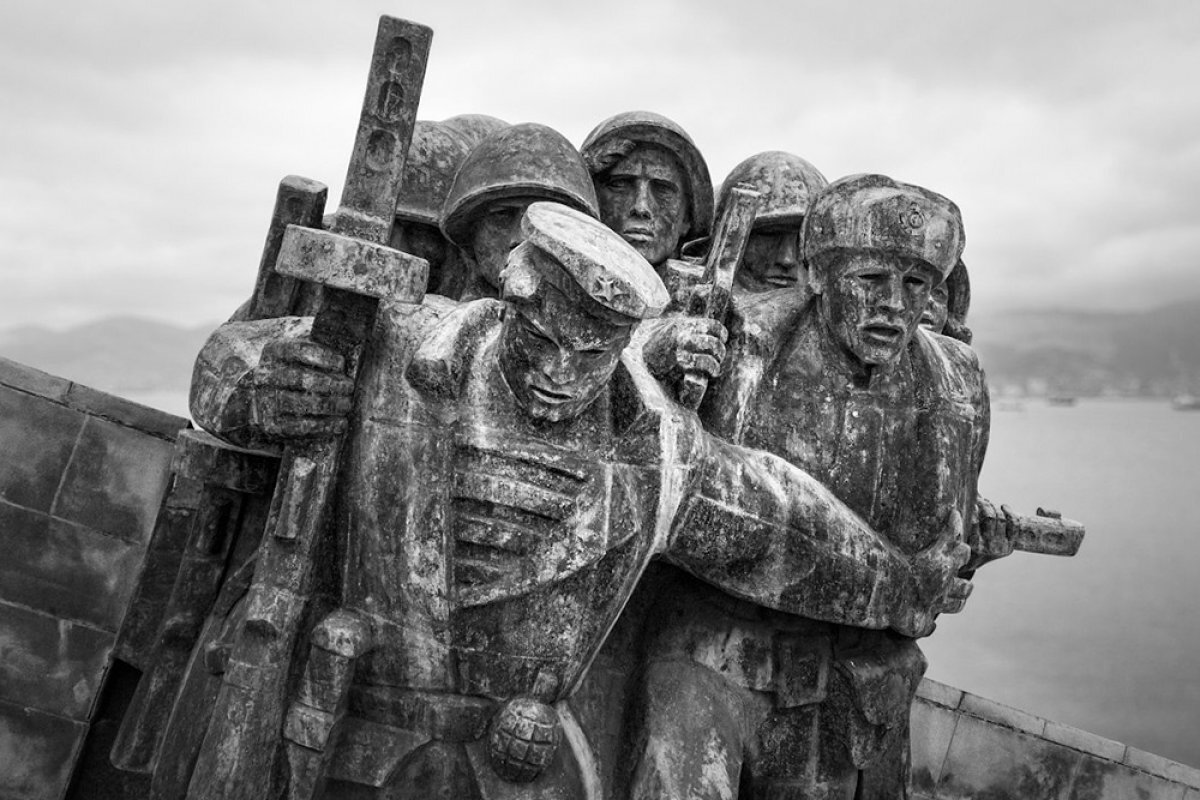    В Новороссийске неизвестные вандалы повредили памятник Воинам-малоземельцам