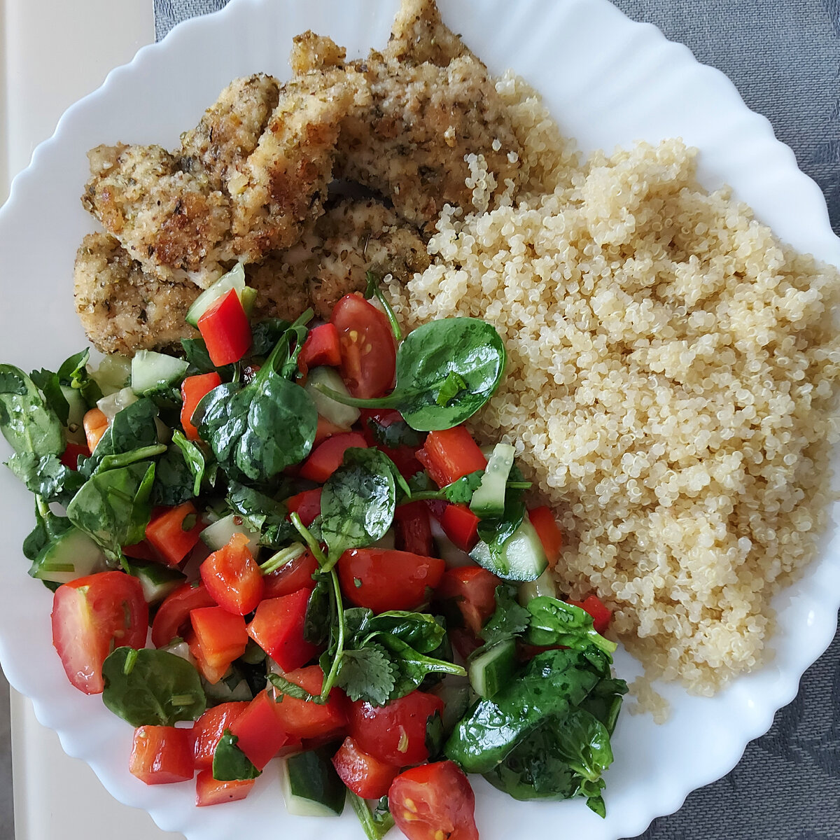 Шпинат - хороший источник витамина Е, как и растительное масло, которым мы заправляем салат