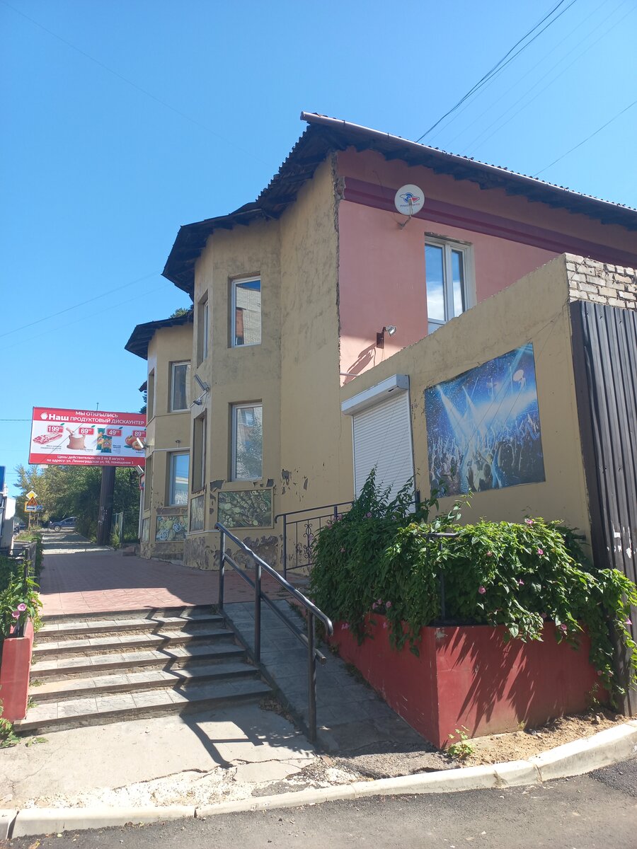 Милый скромный домик с эркерами