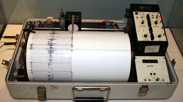    CC BY-SA 3.0 / Yamaguchi先生 / Kinemetrics seismograph