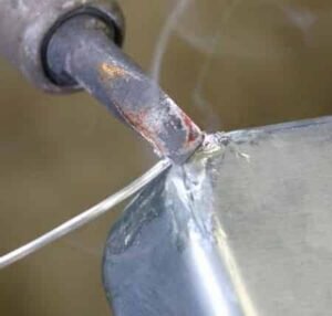 Как прочно припаять провод к алюминию без канифоли