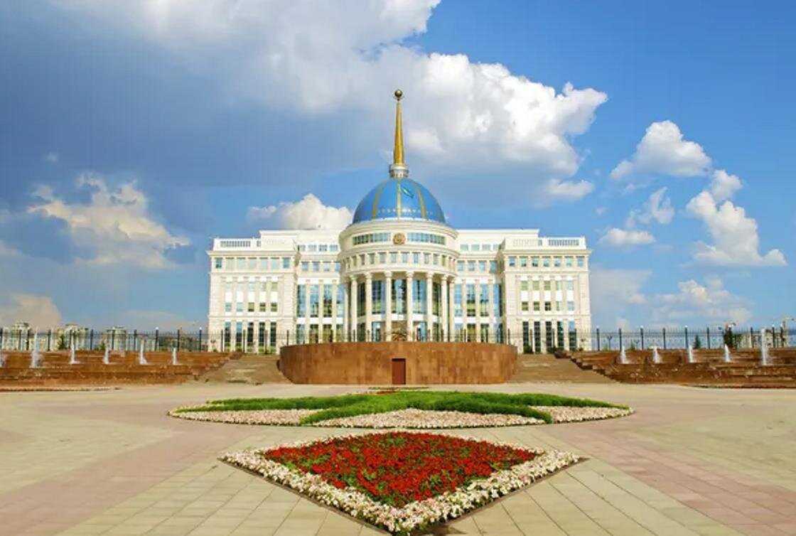    Административное здание на площади:Depositphotos