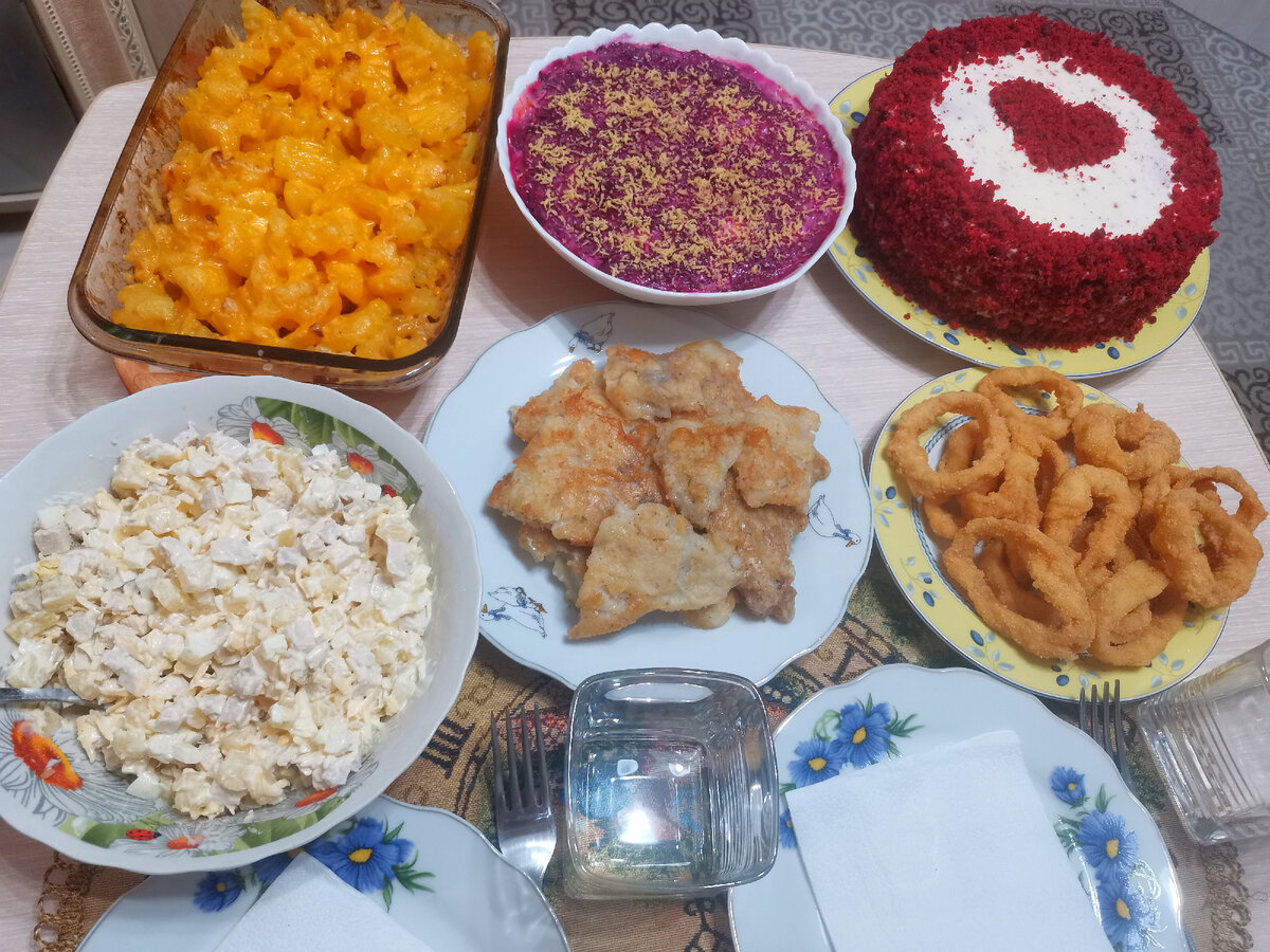 Картофель в сметане с сыром, треска жареная, селёдка под шубой, салат из курицы с ананасом, кольца кальмаров в панировке и торт "Красный бархат" 