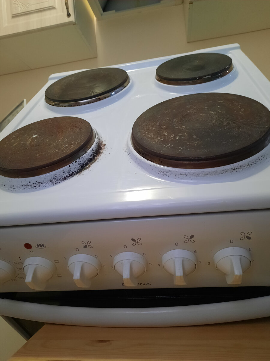 Сейчас она наклонена, чтобы высохла внутри  под наклоном)) этой плите 1 год. Мы снимаем дом и тут вот такая простая плита. 