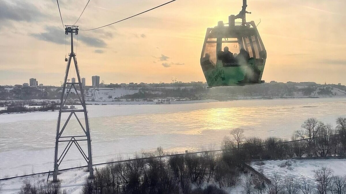     Жители Нижнего Новгорода делятся в социальных сетях фотографиями очередей, которые выстроились на канатку до Бора.