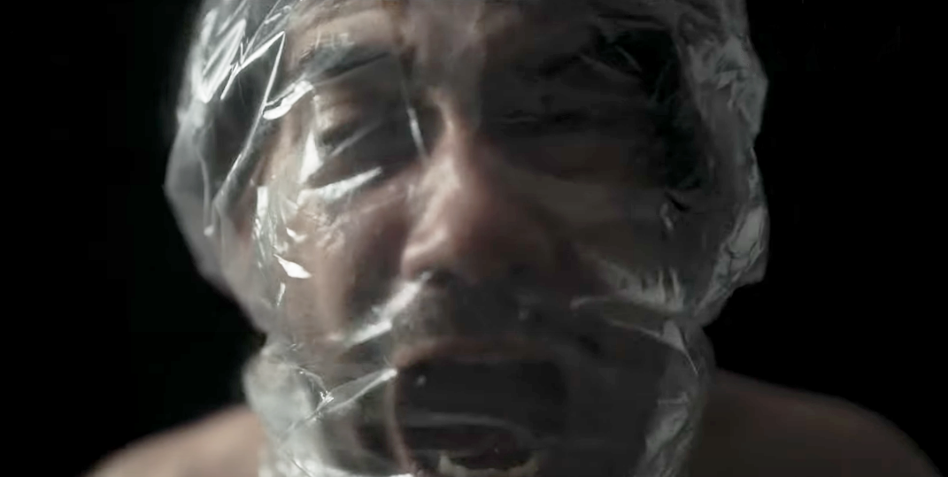 Кадр из фильма Berbalas Kejam. Режиссер: Тедди Соэриаатмаджа. Производство: Tiger Wong Pictures, Karuna Pictures