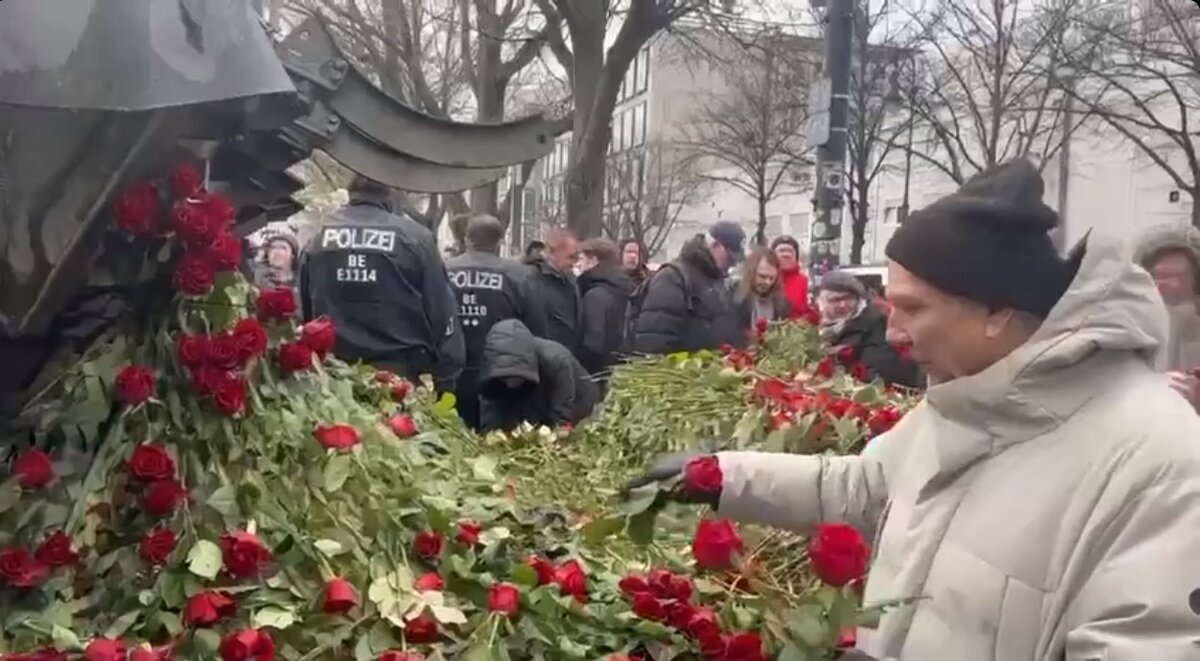 немец возлагает цветы .