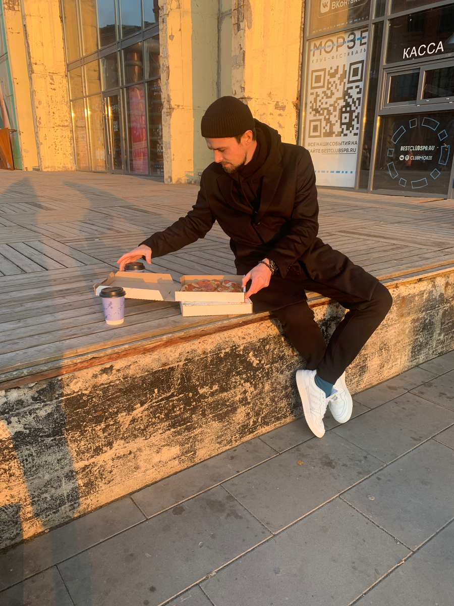 Для меня даже осень в Петербурге не повод убрать белые кроссовки на полку 🍁🌧️💨 