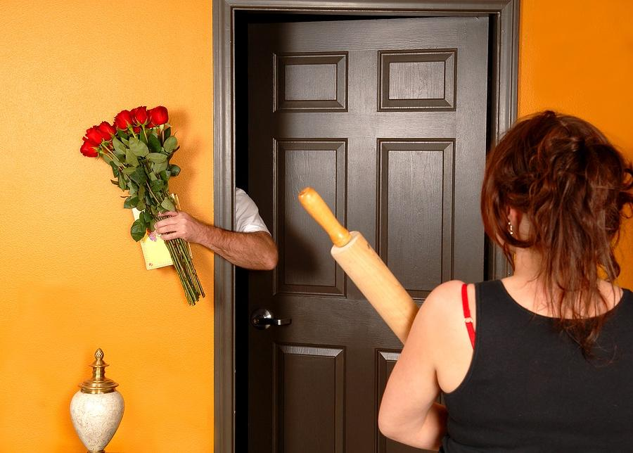 Муж встречает жену видео. Женщина в дверях. Женщина открывает дверь. Парень в дверях с цветами. Мужчина и женщина у двери.