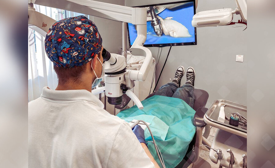 Стоматолог-терапевт, эндодонтист Кирилл Якимов с пациентом. Фото: из личного архива врача.