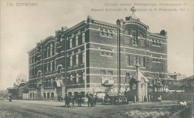 и еще одно фото той же школы. фото начала XX века. Немного другой ракурс. Слева кусок современной улицы Коминтерна