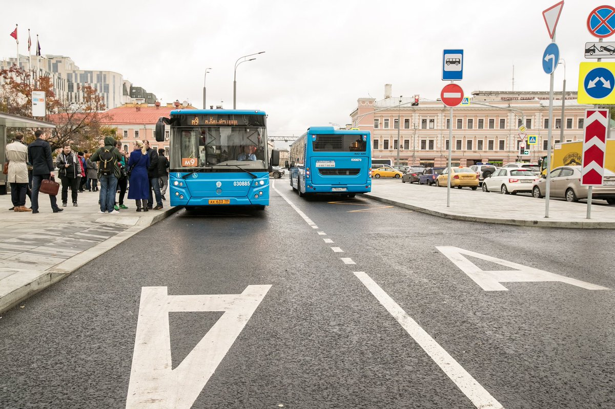 Выделенный транспорт. Выделенка в Москве. Кутузовский проспект выделенка. Выделенная полоса для автобусов. Выделенные полосы в Москве.