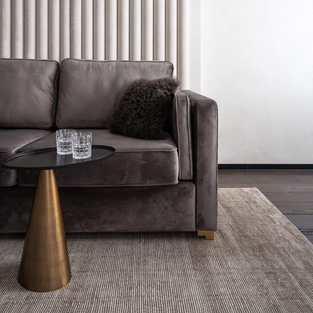 Реализованный интерьер в ЖК Riverside попроекту Студии интерьерного дизайна In2design. Диван и мягкая стеновая панель: Sofas & Decor.