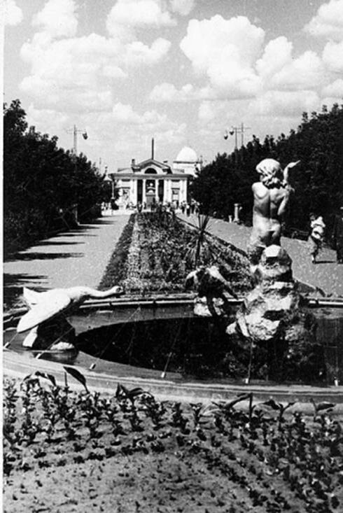 Наш замечательный фонтан "девочка спасает лебедя от гусей". Фото старое, к сожалению, фонтан не сохранили.👉 