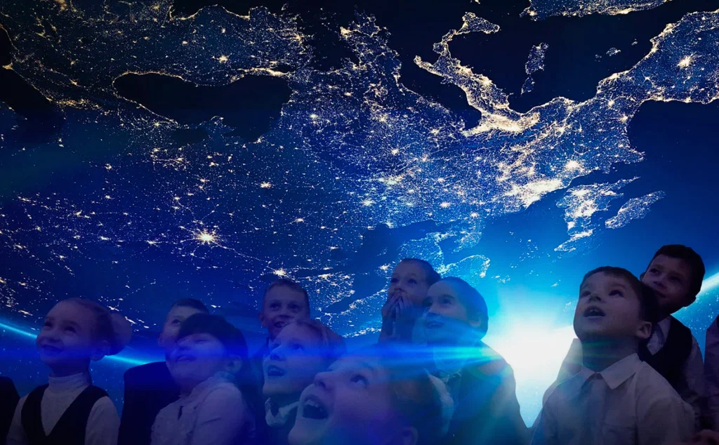 Вид мобильного планетария изнутри