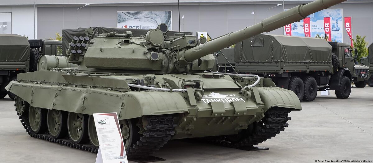 Боевые танки Т-62, а также БТР-50