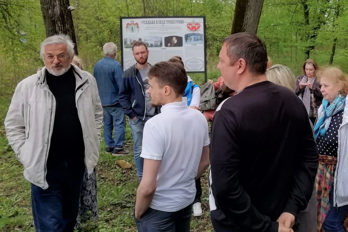 Александр Клоков ведет экскурсию по Лебедянскому району