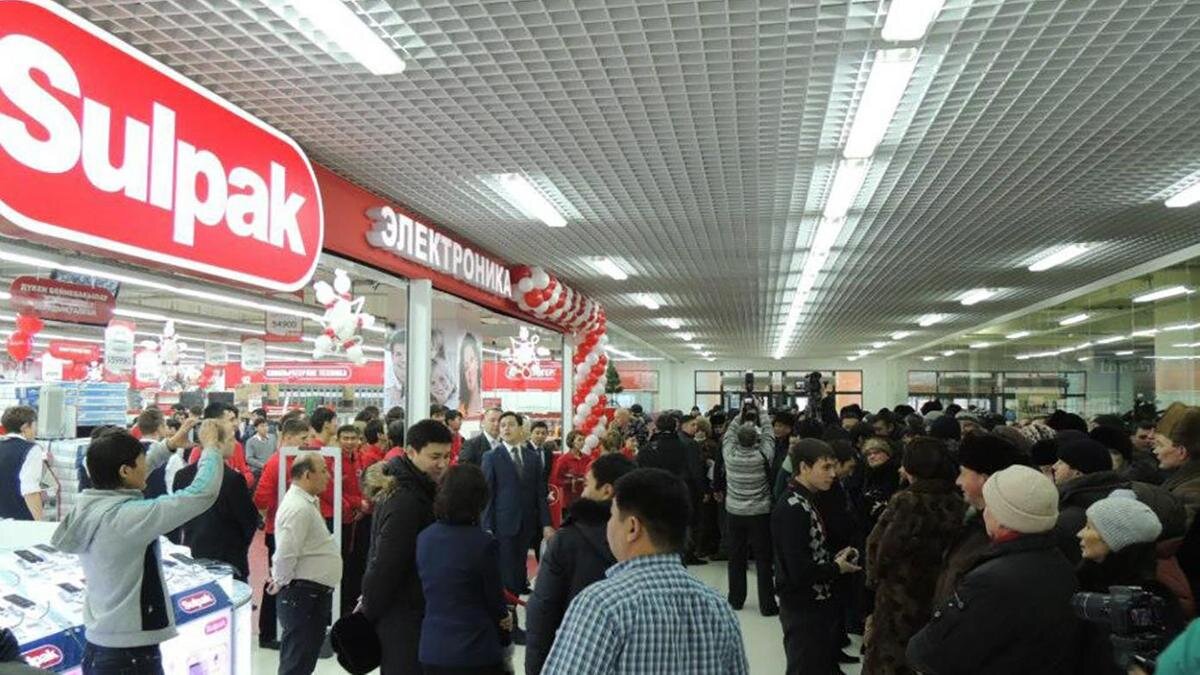    Люди возле магазина:facebook.com/Sulpakkz