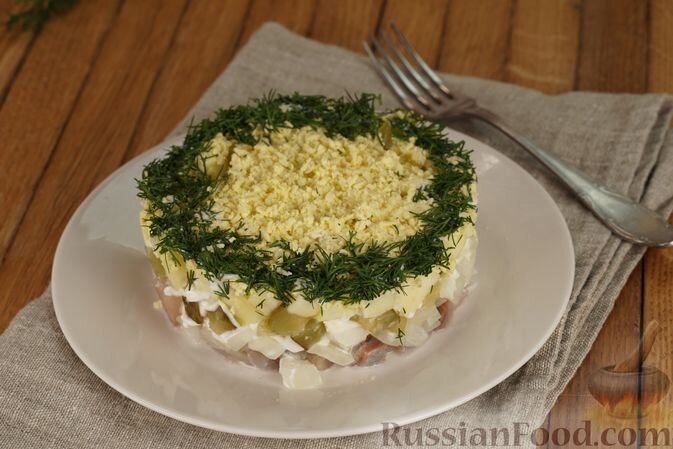 Салат с говядиной грецкими орехами солеными огурцами