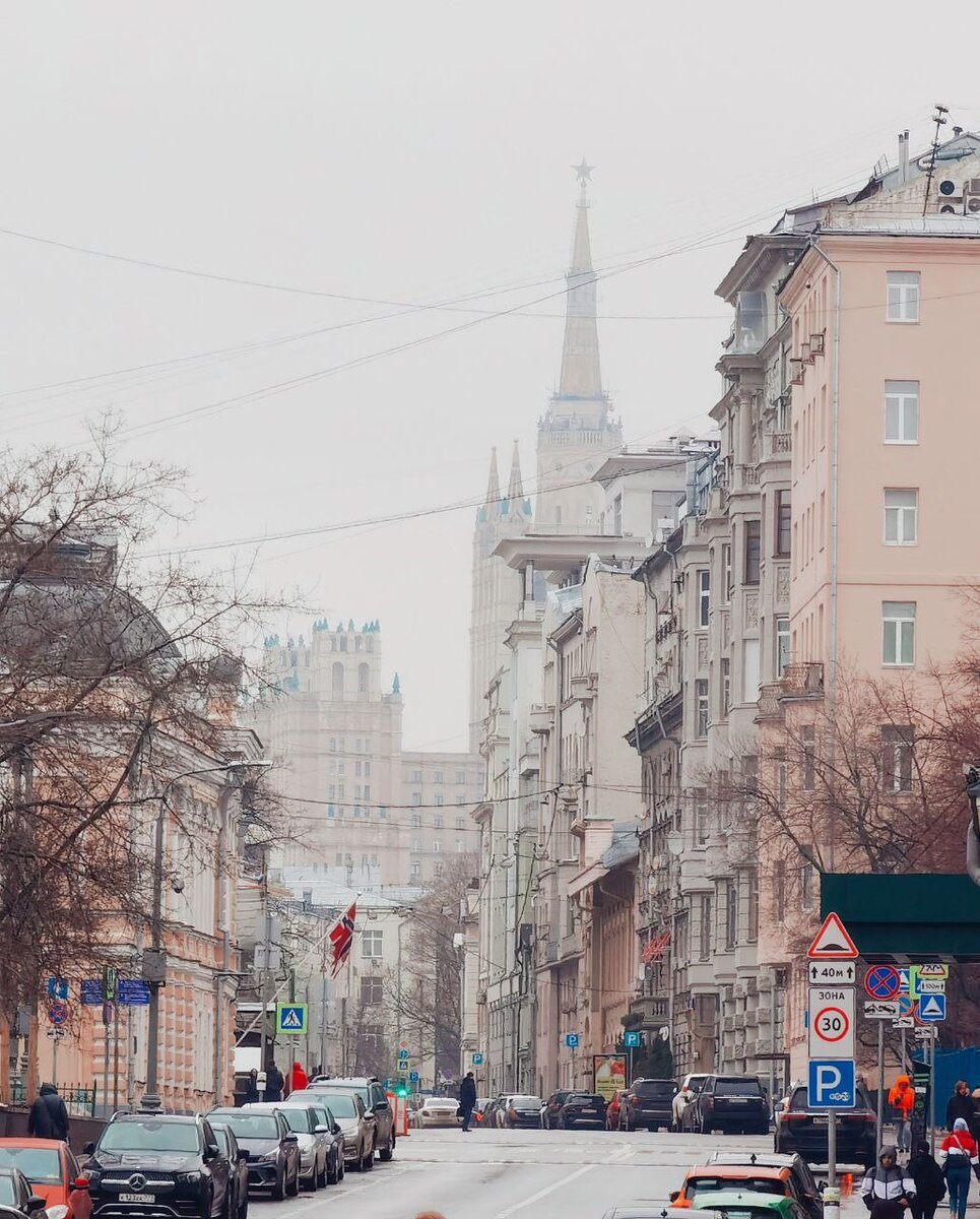 Погоды в Москве стоят наипротивнейшие. Гулял утром по Арбату (новому)  смотрел как город просыпается. | IvanDementievskiy . | Дзен