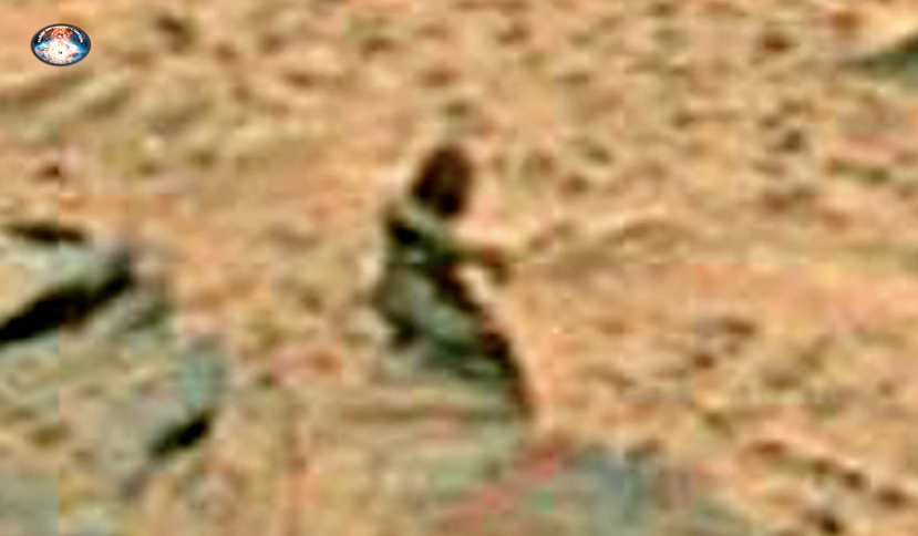 По утверждению знаменитого "охотника за инопланетянами" Скотта Уоринга, на фотографии, сделанной марсоходом NASA, изображена женщина в сопровождении мужчины и ребёнка. Среди красного песка и скал на фотографии можно увидеть три разных объекта, которые Уоринг назвал артефактами пришельцев или статуями. Исследователь инопланетных форм жизни утверждает, что NASA удалило фотографию, но позже ему удалось найти аналогичную. "На статуе женщины очень детализированный зелёный халат, на котором даже можно увидеть складки" - Скотт Уоринг. На снимке также можно разглядеть длинные волосы до плеч, тонкую талию. И даже на поднятой руке видно, где заканчивается рукав и начинается кисть. // Об этом, читайте в сл. статье.