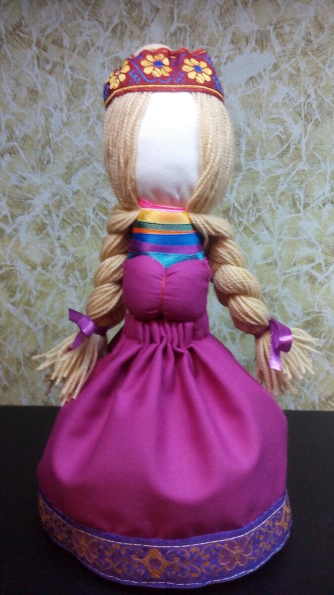 Кукла На Замужество. У оберега нет рук, но обязательно присутствуют косы. На длинной шее 7 воротников-галстуков. На каждый из которых загадано качество характера будущего жениха. Более длинной шеей парней можно и распугать. Слишком требовательная жена мало кому придётся по вкусу.