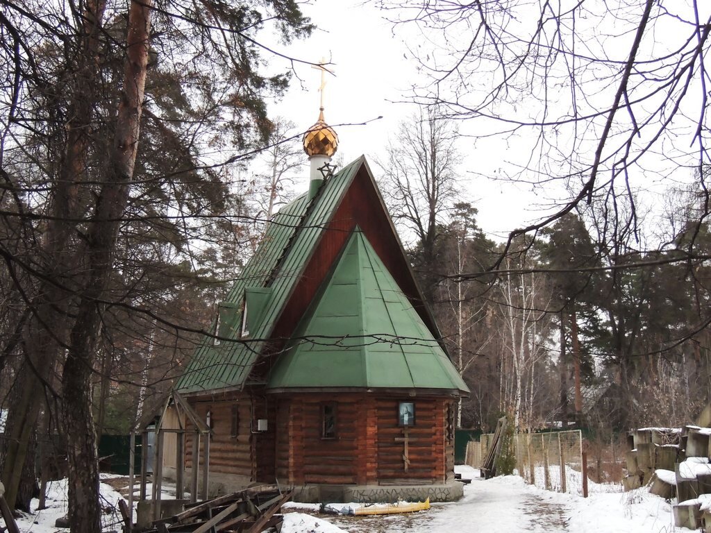 Донской храм в перловке. Часовня Серафима Саровского Челюскинский лес. Храм Серафима Саровского в Мытищах. Павловский Посад часовня Серафима Саровского. Церковь в Мытищах храм Серафима Саровского.