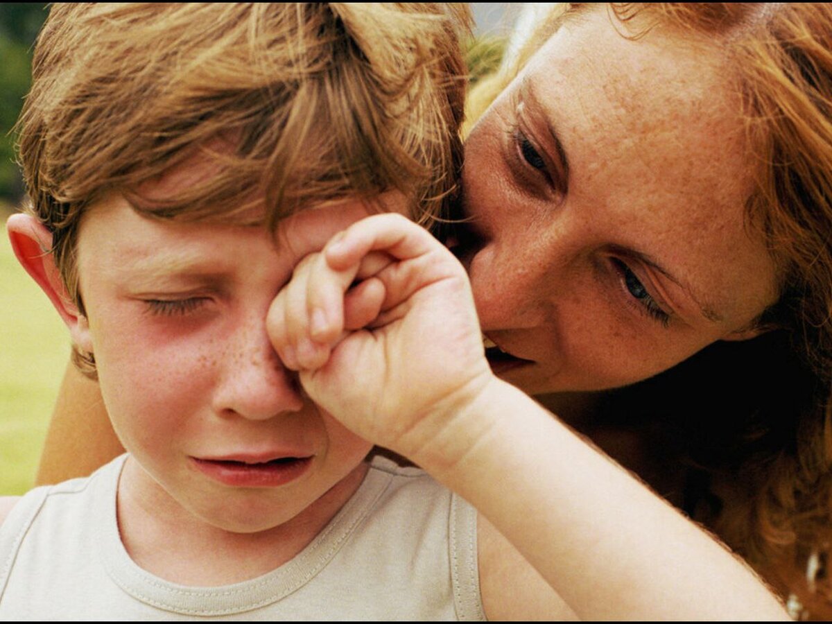Ребенка обидел взрослый действия. Плачущий ребенок и родители. Дети и родители эмоции. Ребенок плачет родители. Плачущий родитель и Ре.