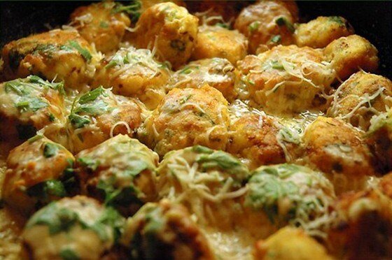 Ингредиенты

Репчатый лук
1 штука
Куриное филе
500 г
Куриное яйцо
1 штука
Чеснок
3 зубчика
Сливки
200 мл
Твердый сыр
150 г