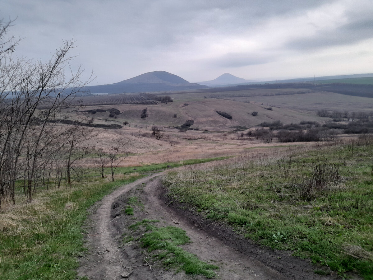 Дорога к вершине Дубровки, вид на горы Джуца и Юца (забегая вперёд)