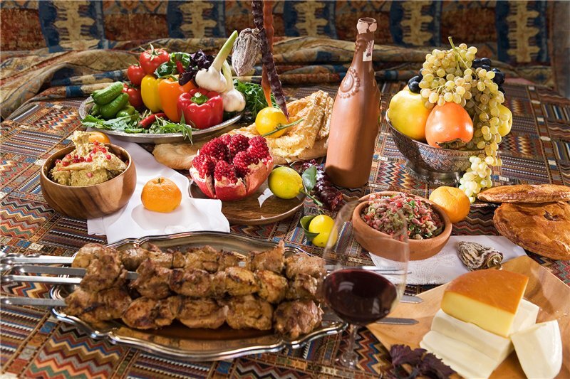 Праздничный стол с шашлыком