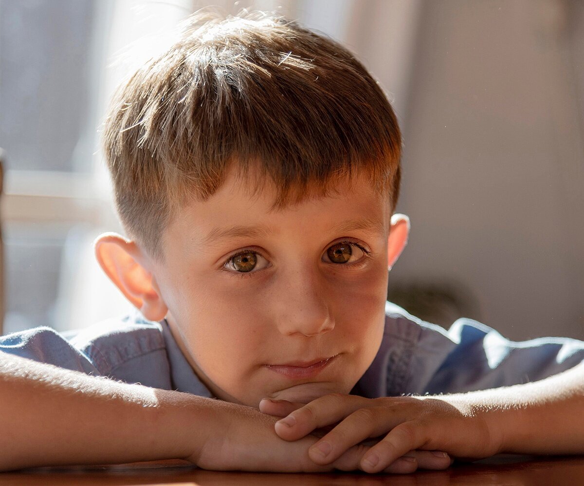 Изображение от https://ru.freepik.com/free-photo/close-up-kid-laying-on-tabl..