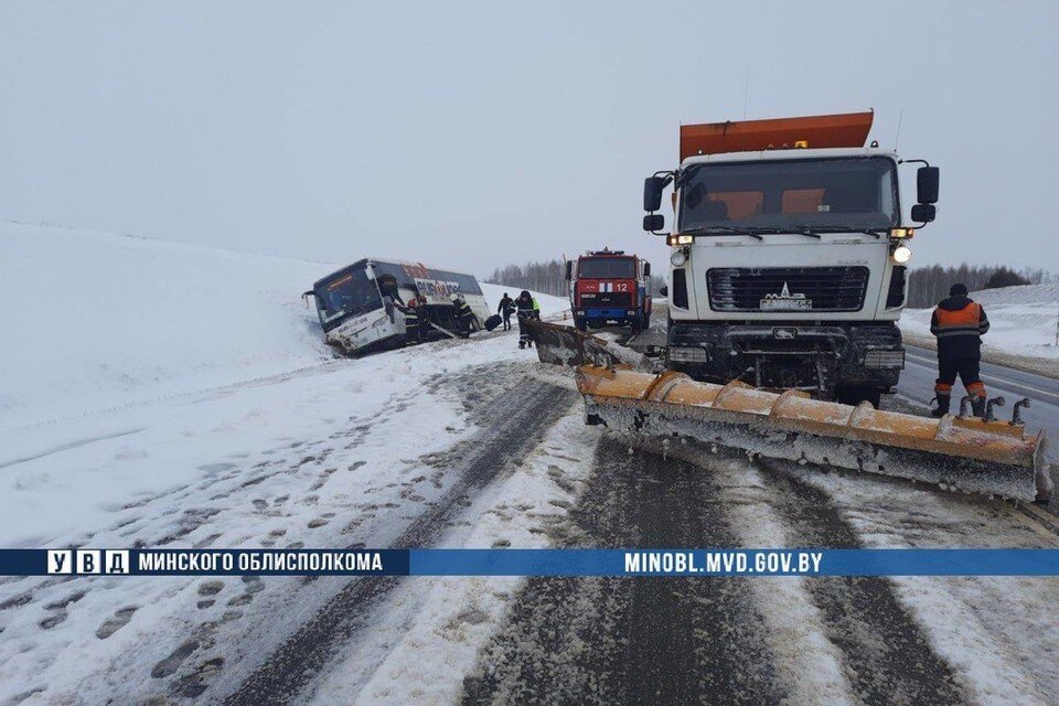     Автобус Минск - Вильнюс съехал в кювет после столкновения со снегоуборочной машиной. Фото: телеграм-канал УВД Минского облисполкома