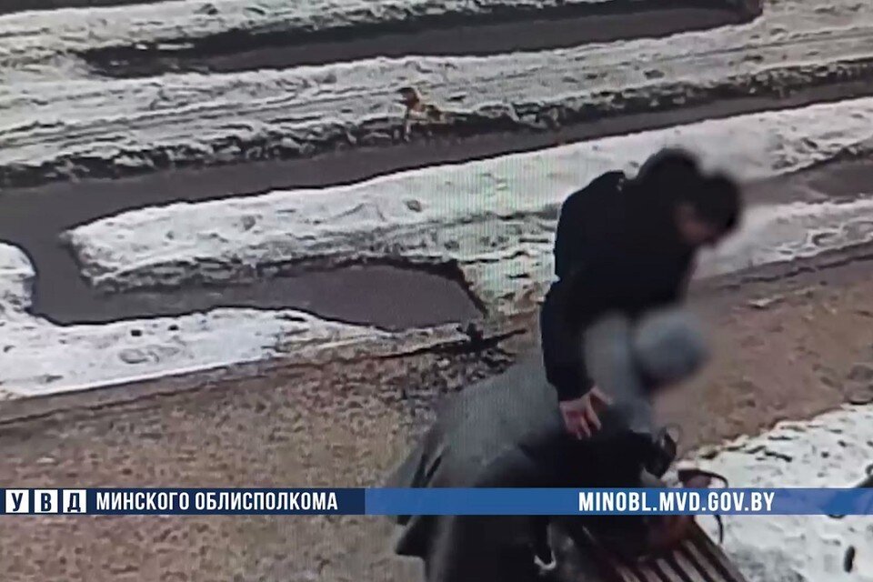     В Борисове школьник под видом помощи обворовывал пенсионерок. Фото: стоп-кадр | видео УВД Минского облисполкома