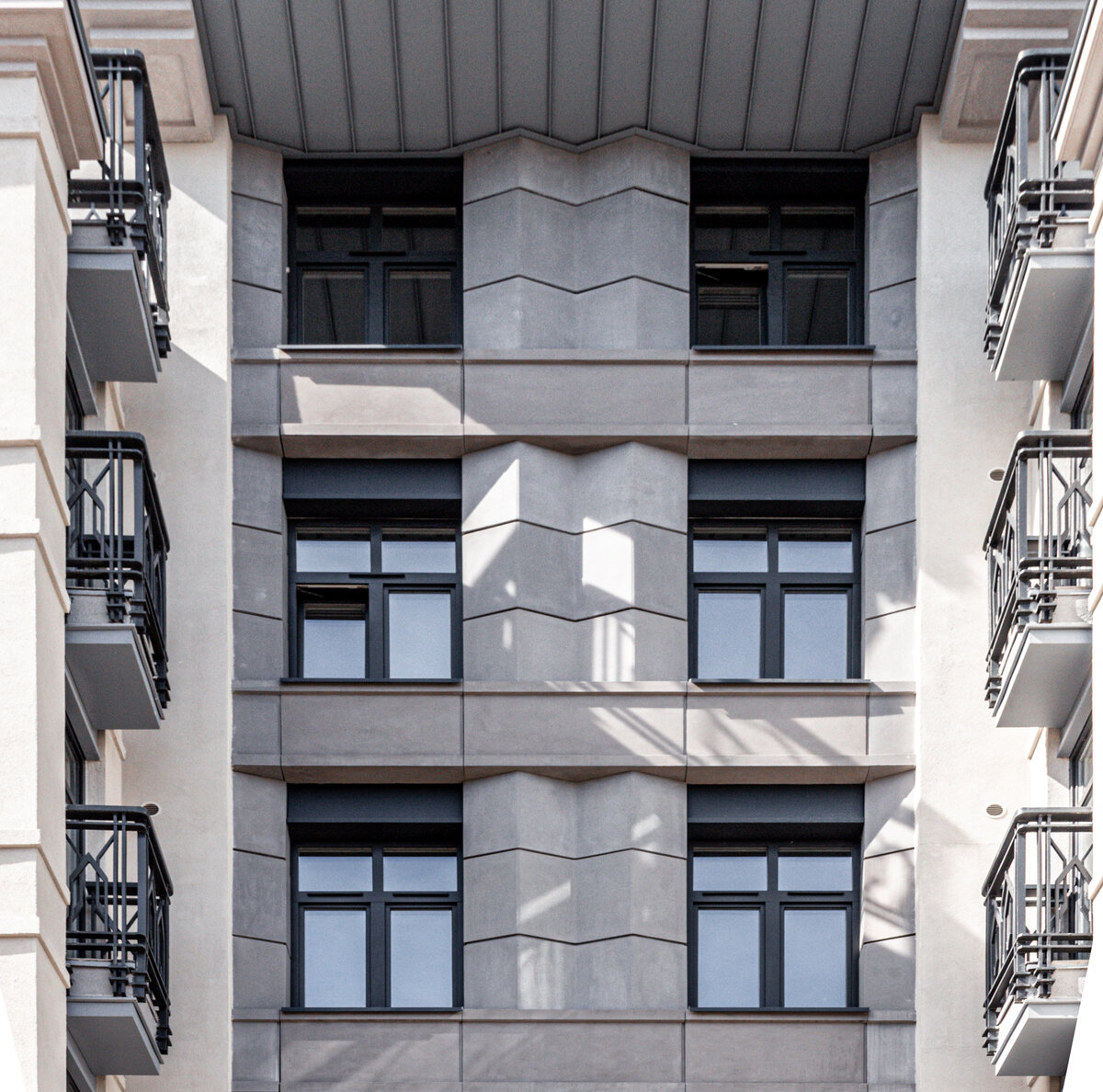 Фамильный дом “Болконский” на 11-ой Красноармейской, 11, окружен зданиями в стиле “северный модерн”. Чтобы подчеркнуть эту особенность, мы выбрали для него сложную архитектурную композицию с ризалитами, эркерами, парапетами и люкарнами, характерными для этого уникального стиля.