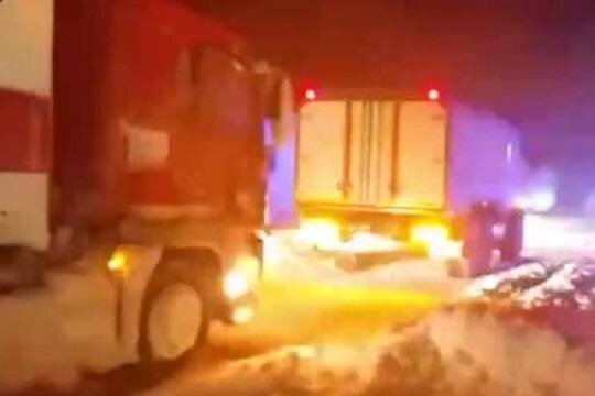    Из-за снежного коллапса на трассе «Дон» в Ростовской области застряли тысячи автомобилей